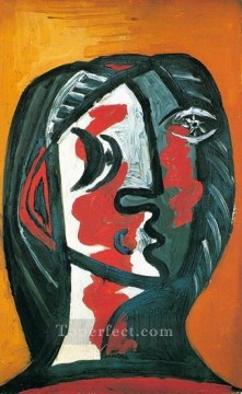 パブロ・ピカソ Painting - 黄土色の背景にグレーと赤の女性の頭 1926年 パブロ・ピカソ